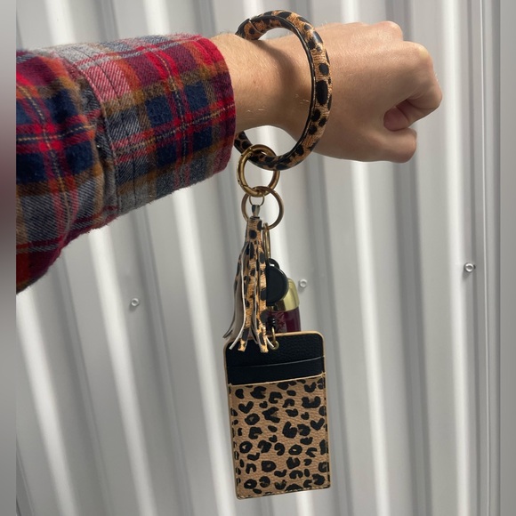 Wearable Animal Print Retractable ID keychain & Pocket Bac Sanitizer Holder - Picture 4 of 10